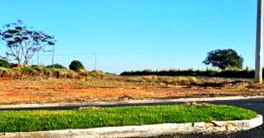 Terreno desocupado com 150m², ideal para construção