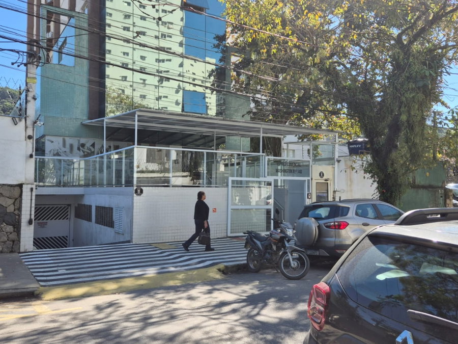 Sala Comercial 42m² com Vaga de Garagem em Guarujá