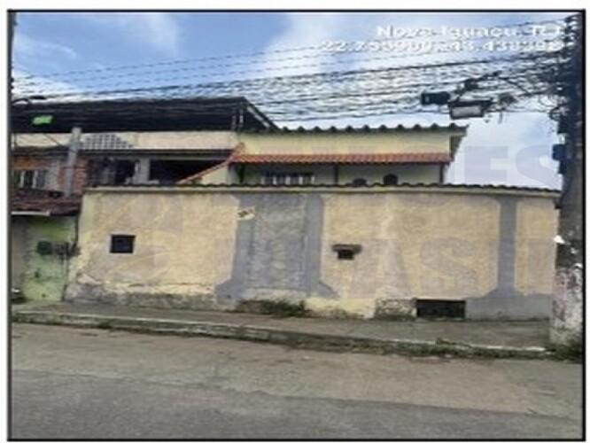 Casa com 2 quartos e 1 banheiro, área total de 121,88 m²