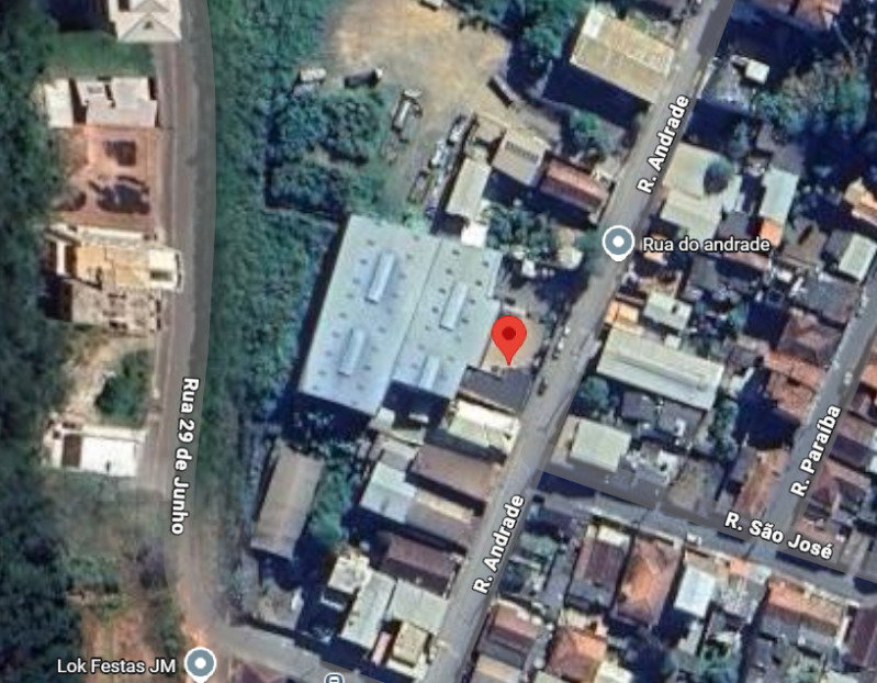 Imóvel comercial com 900m², 6 salas, 3 banheiros e estacionamento