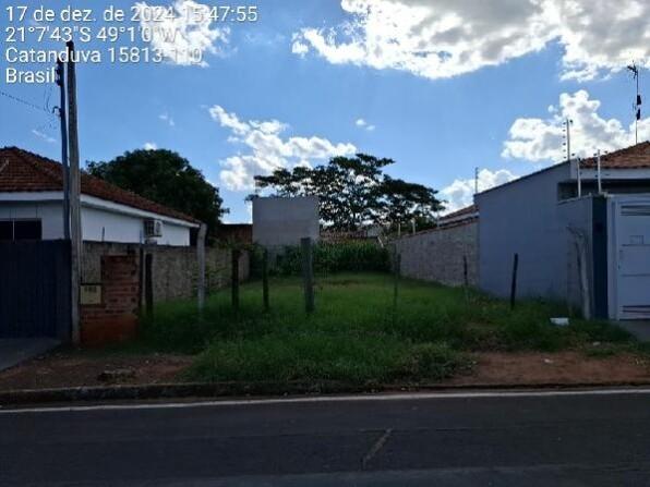 Terreno amplo com 250m² de área privativa e terreno, ideal para construção