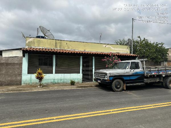 Casa com 2 Quartos e Área Privativa em Araujo
