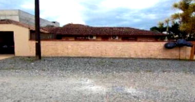 Casa Ocupada no Jardim Iririu com 295m² de Terreno