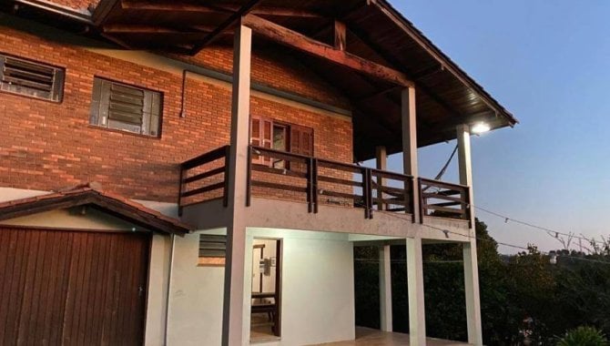 Casa com 3 quartos, 2 banheiros e 1 vaga de garagem