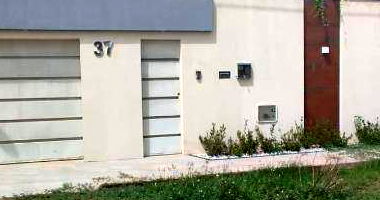 Casa com 3 quartos, 2 banheiros e 2 vagas, 120m² construída, ocupada