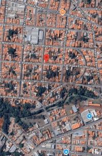 Casa com 10x40m, 2 quartos, 1 banheiro, ocupada