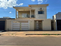 Casa com 315m² construídos em 360m² de terreno -