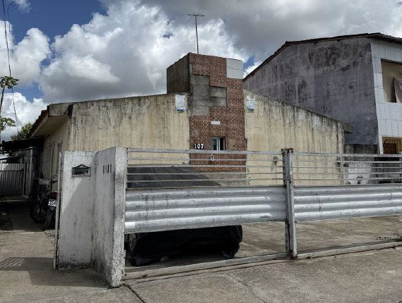 Casa residencial com 3 quartos, ocupada, em condomínio fechado