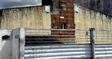 Casa residencial com 3 quartos, 2 banheiros, 1 vaga de garagem, 61.87m² construídos, ocupada.