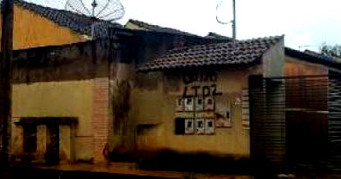 Casa com 2 quartos, varanda e vaga de garagem