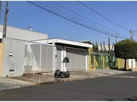 Casa desocupada com 3 quartos, 2 banheiros e 275m² de terreno