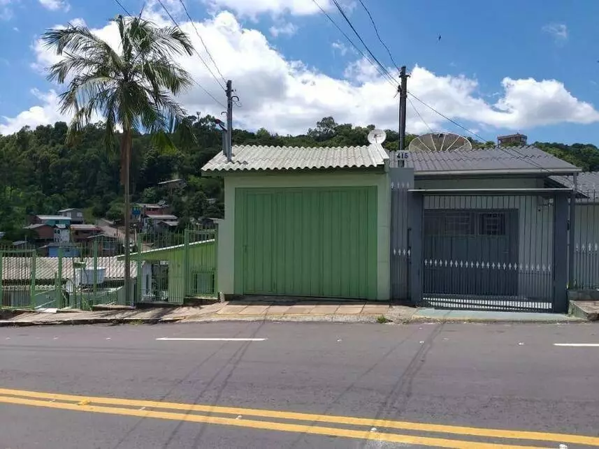 Casa Ocupada com 2 Vagas em Leilão