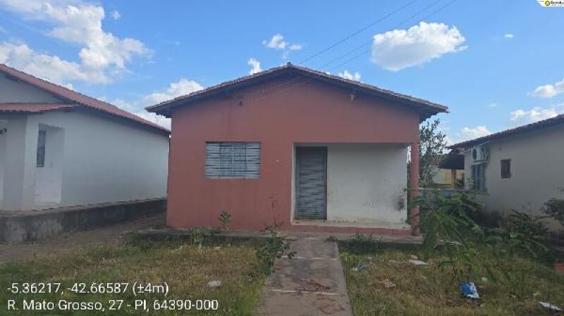 Casa com 2 quartos, 54,69m², terreno 205m², desocupada