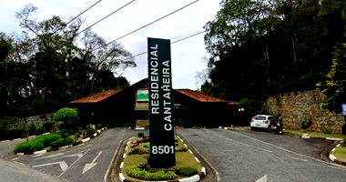 Casa ocupada com 3 quartos, 2 banheiros e 1 vaga, 307m² construída