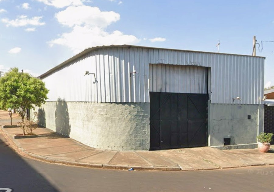 Barracão comercial com 200m² construídos em terreno de 220m²