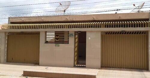 Casa com 3 quartos, 2 banheiros e 1 vaga de garagem, ocupada