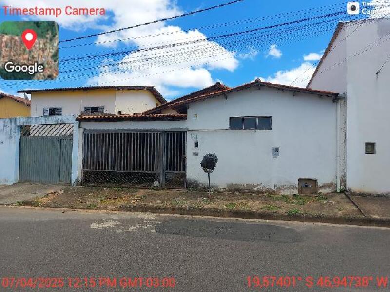 Casa 3 quartos, 2 salas, lavabo, 109,79m² construída, desocupada
