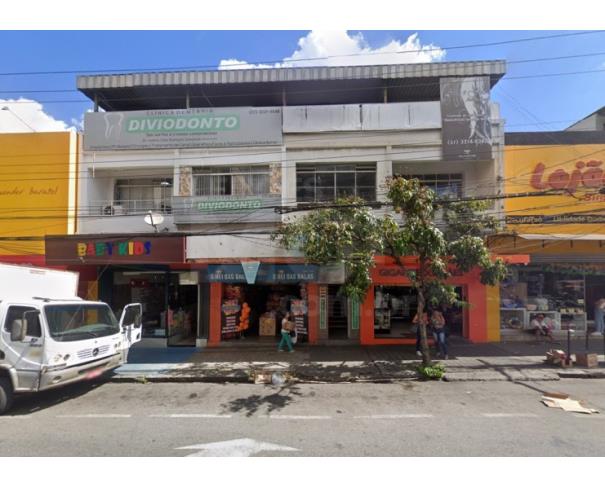 Prédio comercial com 3 lojas, 2 apartamentos e galpão