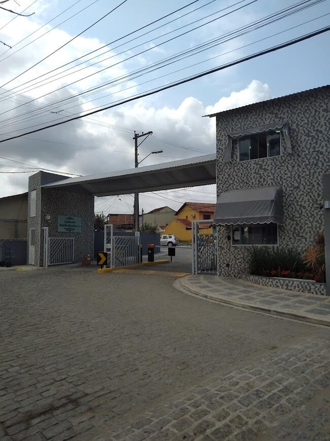 Terreno com Construção em Condomínio Fechado