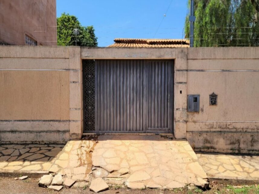 Casa com 213,47m² construídos em terreno de 450m², ocupada