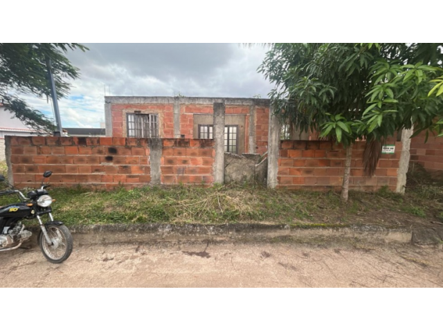 Casa térrea 2 quartos, 1 banheiro, varanda e garagem, 55m² construída