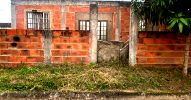 Casa térrea 2 quartos, 1 banheiro, varanda e garagem, 55m² construída