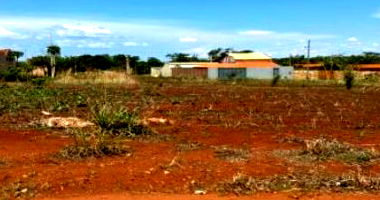 Terreno desocupado com 497,96 m² em condomínio fechado, ideal para construção