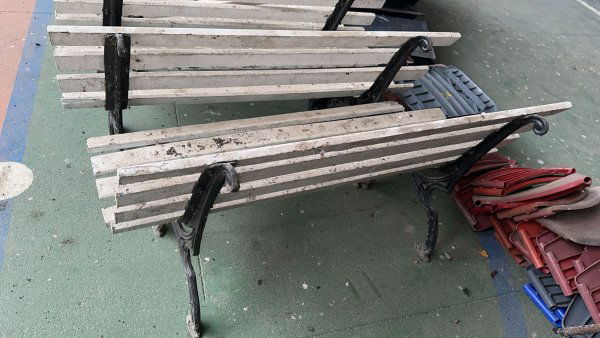Diversos Bancos de Praça de Madeira com Pés de Ferro