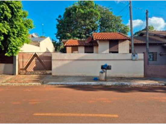 Casa aconchegante com 63m² e terreno amplo - Ocupada