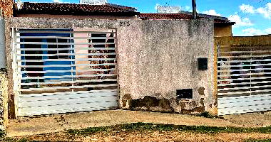 Casa com 2 quartos, varanda e garagem