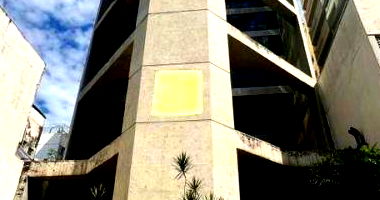 Prédio comercial com 90 vagas, 20 banheiros e 9 andares