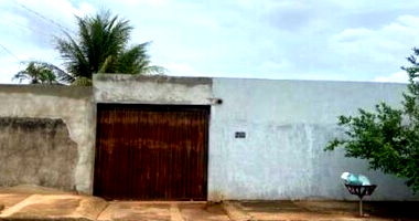 Casa com 3 quartos, suíte, 1 banheiro, 2 varandas e área de serviço, ocupada