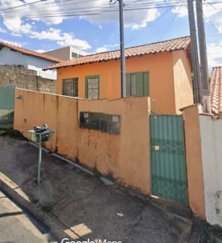 Casa com 225m² de terreno e 104,66m² construídos, ocupada