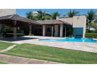 Casa de alto padrão com 4 suítes e piscina em condomínio