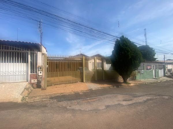 Casa com 3 quartos, banheiro, sala, cozinha e área de serviço, 56m² construída