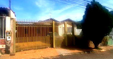 Casa com 3 quartos, banheiro, sala, cozinha e área de serviço, 56m² construída