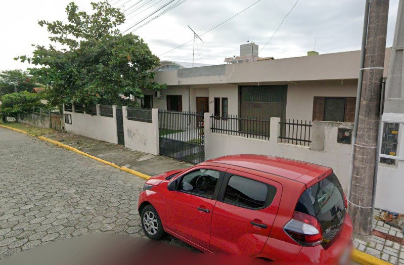 Lote com casa em alvenaria, 328,42m², 3 quartos, 2 banheiros