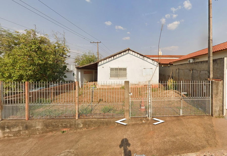 Casa com 5 cômodos em Iacanga/SP