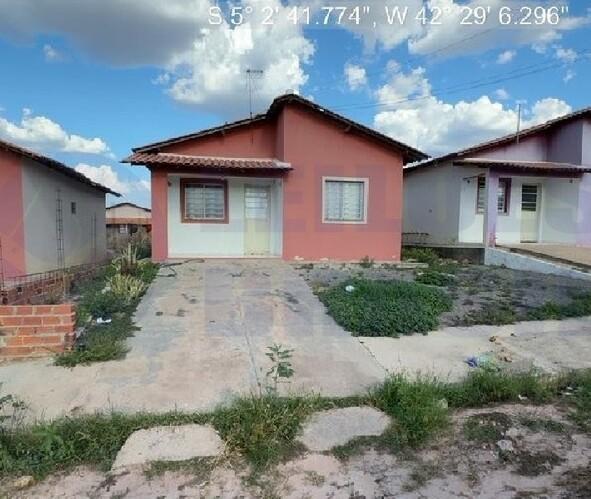 Casa com 2 quartos, 1 banheiro, varanda e área construída de 62m²