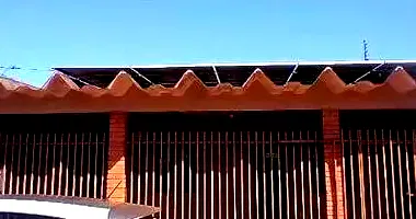 Casa padrão ocupada com 3 quartos, 2 banheiros e 1 vaga