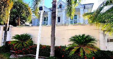 Casa com 4 quartos e 5 banheiros, 210m²