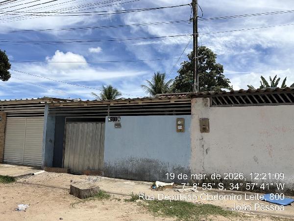Casa com 2 quartos, 2 banheiros e 1 vaga de garagem