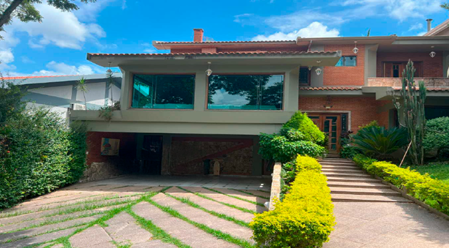 Casa de 487,85 m² em Santana de Parnaíba/SP com 4+ vagas