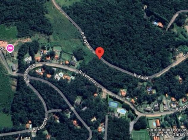 Terreno de 2.396m² com topografia acentuada e área de mata nativa