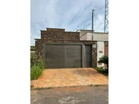 Casa ocupada com 2 quartos, 2 banheiros e 122 m²