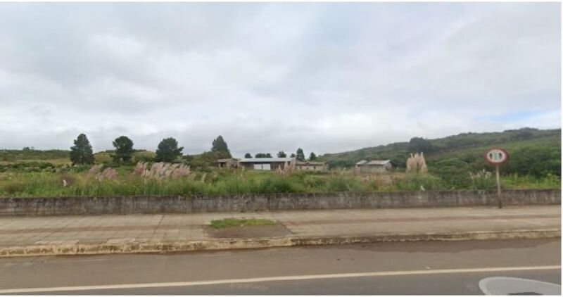 Terreno rural com casa de madeira e benfeitorias, 1 quarto
