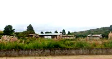 Terreno rural com casa de madeira e benfeitorias, 1 quarto