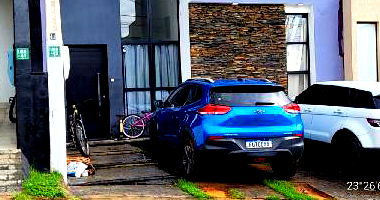 Casa 3 quartos, 2 banheiros, 2 salas, área construída 104,95m²