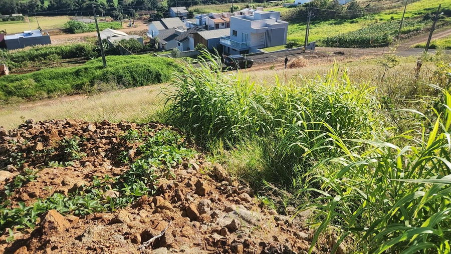 Terreno urbano institucional de 1.895m² sem acessos
