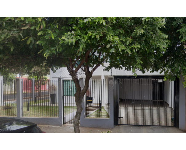 Prédio residencial com 381m² construídos e piscina, imóvel ocupado